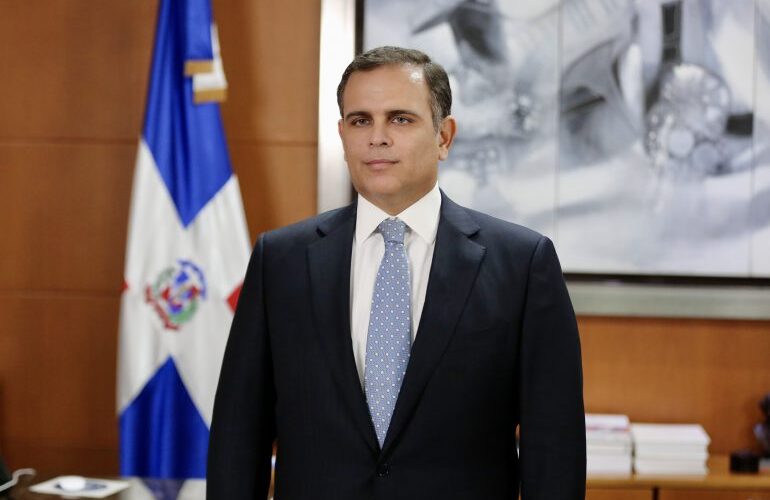 Ministro de Hacienda asegura la reducción del presupuesto a la Educación