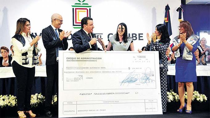 Estudiante graduada con honores alcanza un índice académico de 97.11