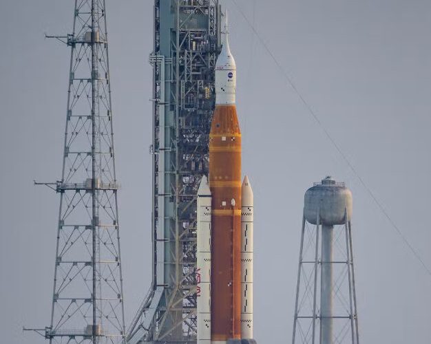 Fuga interrumpe despegue de cohete lunar de la NASA