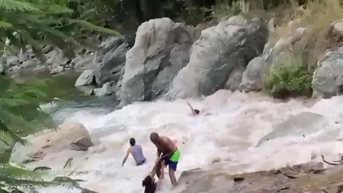 Rescatan personas arrastradas por crecida de río Guanajuma en Jánico