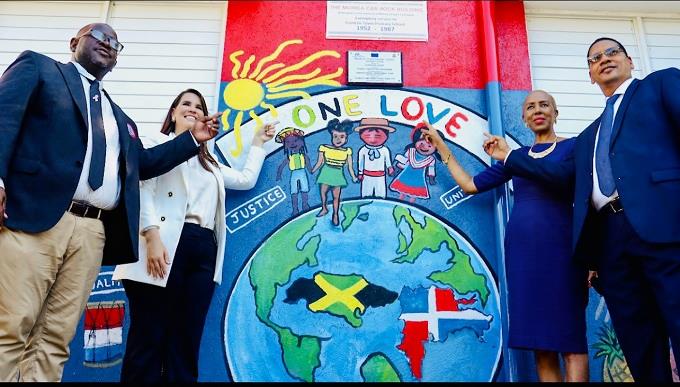 Ministra de Educación y Embajadora dominicana inauguran año escolar en Jamaica