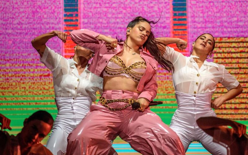 Fanáticos listos para Rosalía en Altos de Chavón