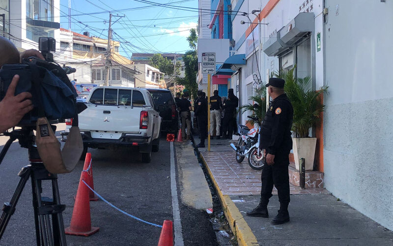Allanan farmacia en Santiago y sacan cajas llenas de medicamentos