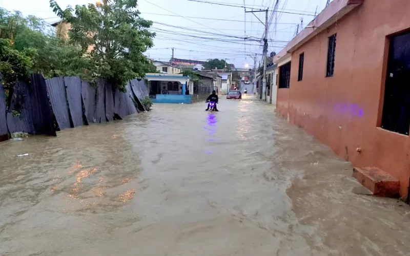 Lluvia causa daño en Santiago