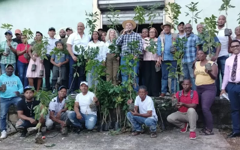 Gobernadora de Barahona entrega plantas de café a productores de Santa Elena
