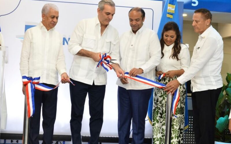 Presidente Luis Abinader entrega oficina del Banreservas en Cotuí