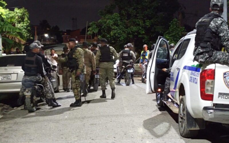 PN detiene a dos hombres por presunta compra fraudulenta en Santiago