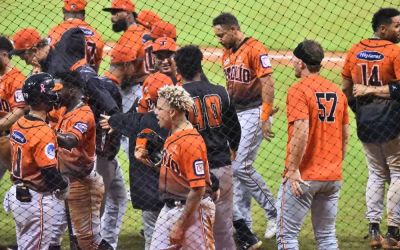 Toros remontan y vencen en extra innings a las Águilas