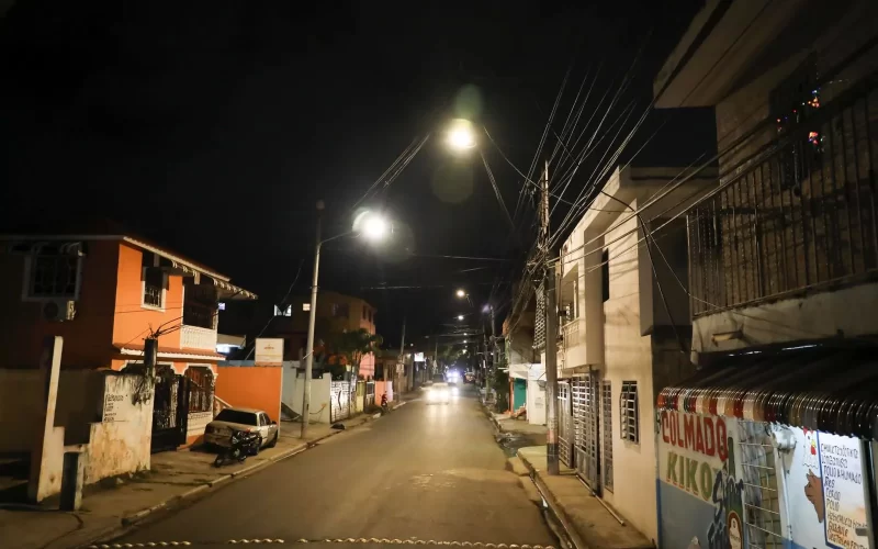 EDEEste mejora el alumbrado público en sectores de Santo Domingo y el Distrito Nacional