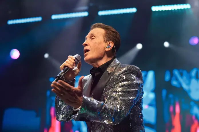Emmanuel vuelve al Teatro Nacional con su espectáculo lleno de emoción y modernidad