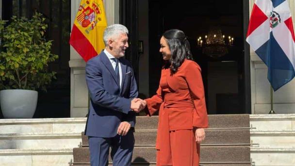 Ministra Faride Raful se reúne con su homólogo español