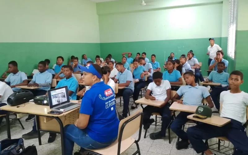 Policía Nacional fortalece lazos con la comunidad educativa de Barahona